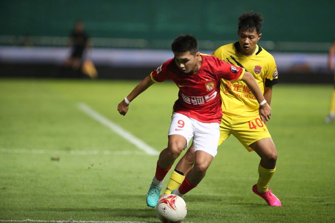 从Uzi在澳大利亚队比赛中惊险取胜到摩纳哥围绕欧联调整名单，里程碑夜广州队门线救险